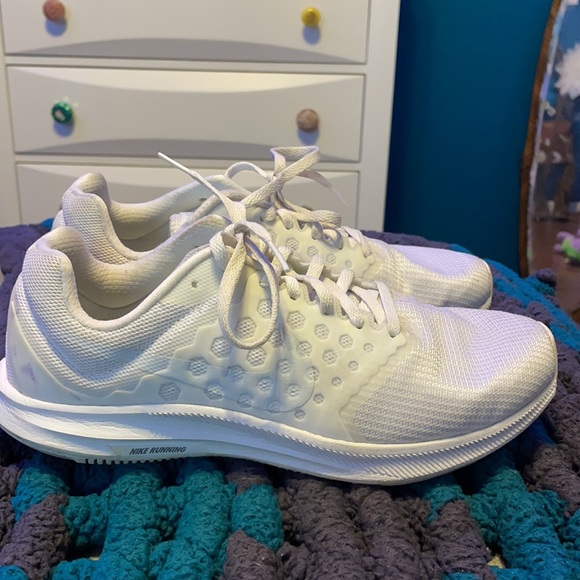 White Nike Running Tennis Shoes Size 8.5 - Picture 2 of 5